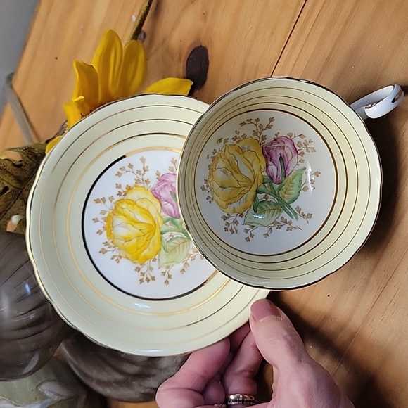 Victoria C&E 1940's Fine Bone China Teacup Set - Picture 3 of 8